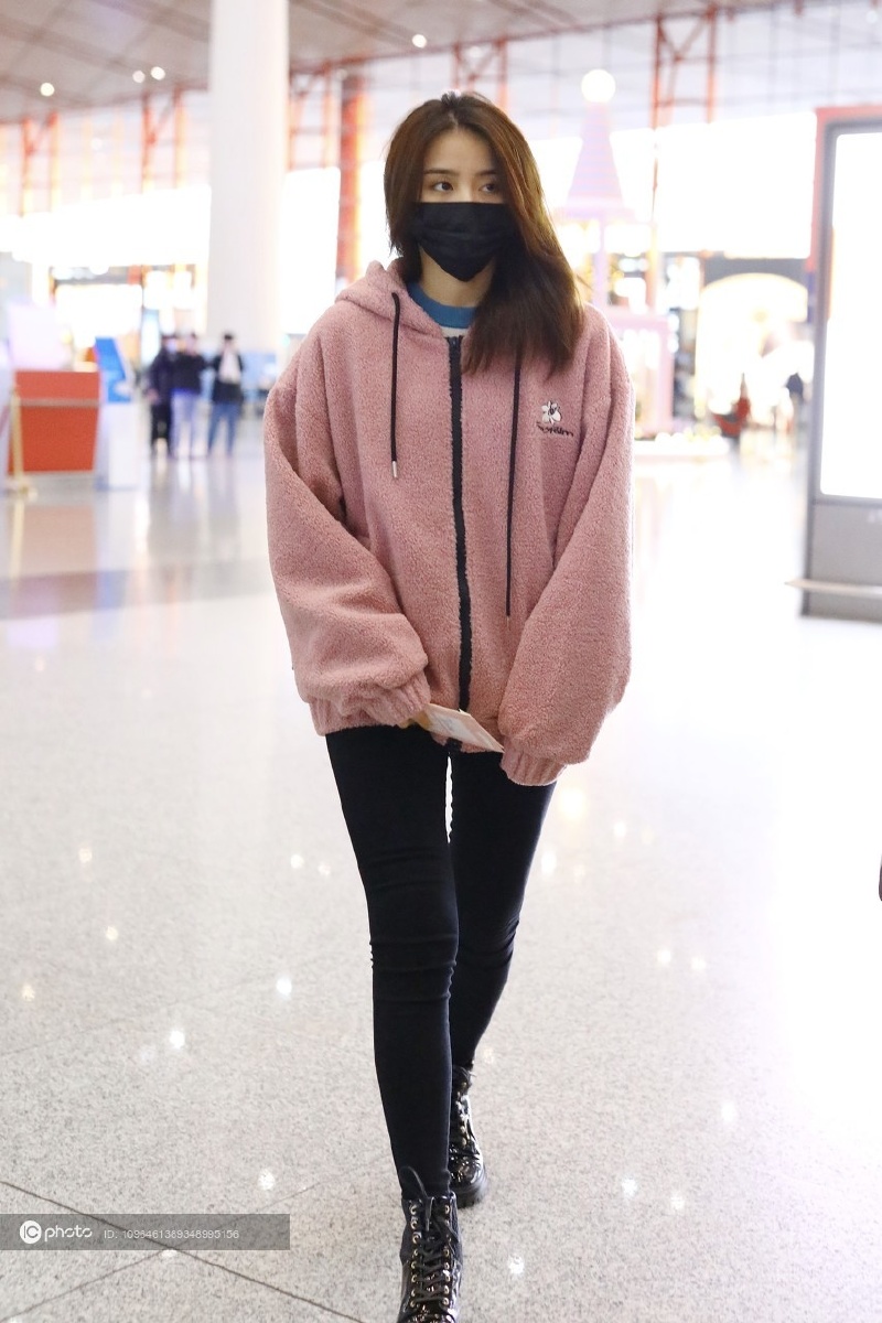 街拍金子涵粉红色摇粒绒外套黑色紧身牛仔裤黑色短靴可爱清纯