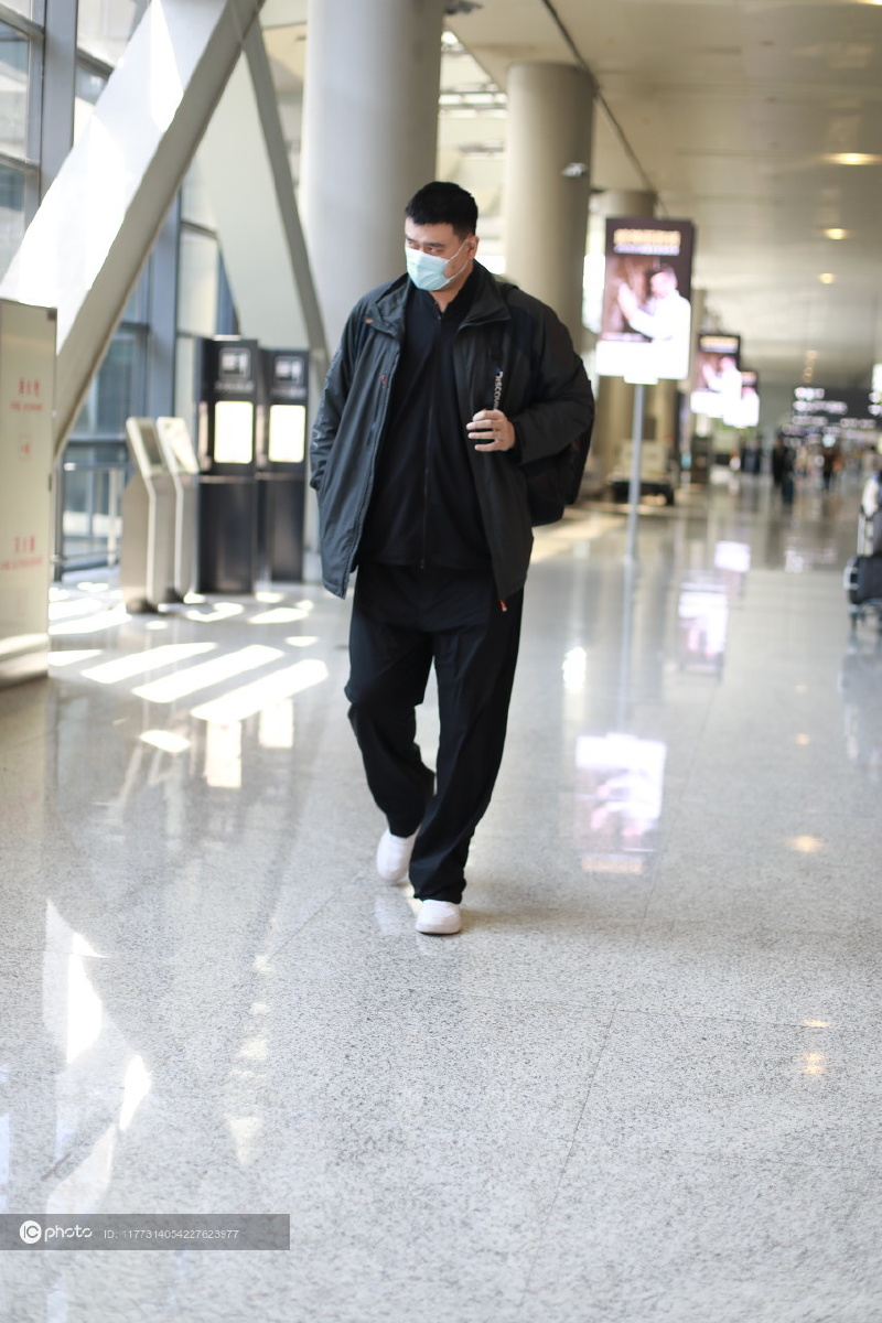 姚明一袭黑色西装配长裤现身魁梧高大身材非常惹人注目