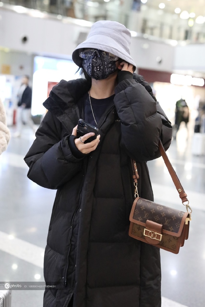 街拍张紫宁黑色长款羽绒服渔夫帽卡通印花卫衣打底裤短袜运动鞋休闲随