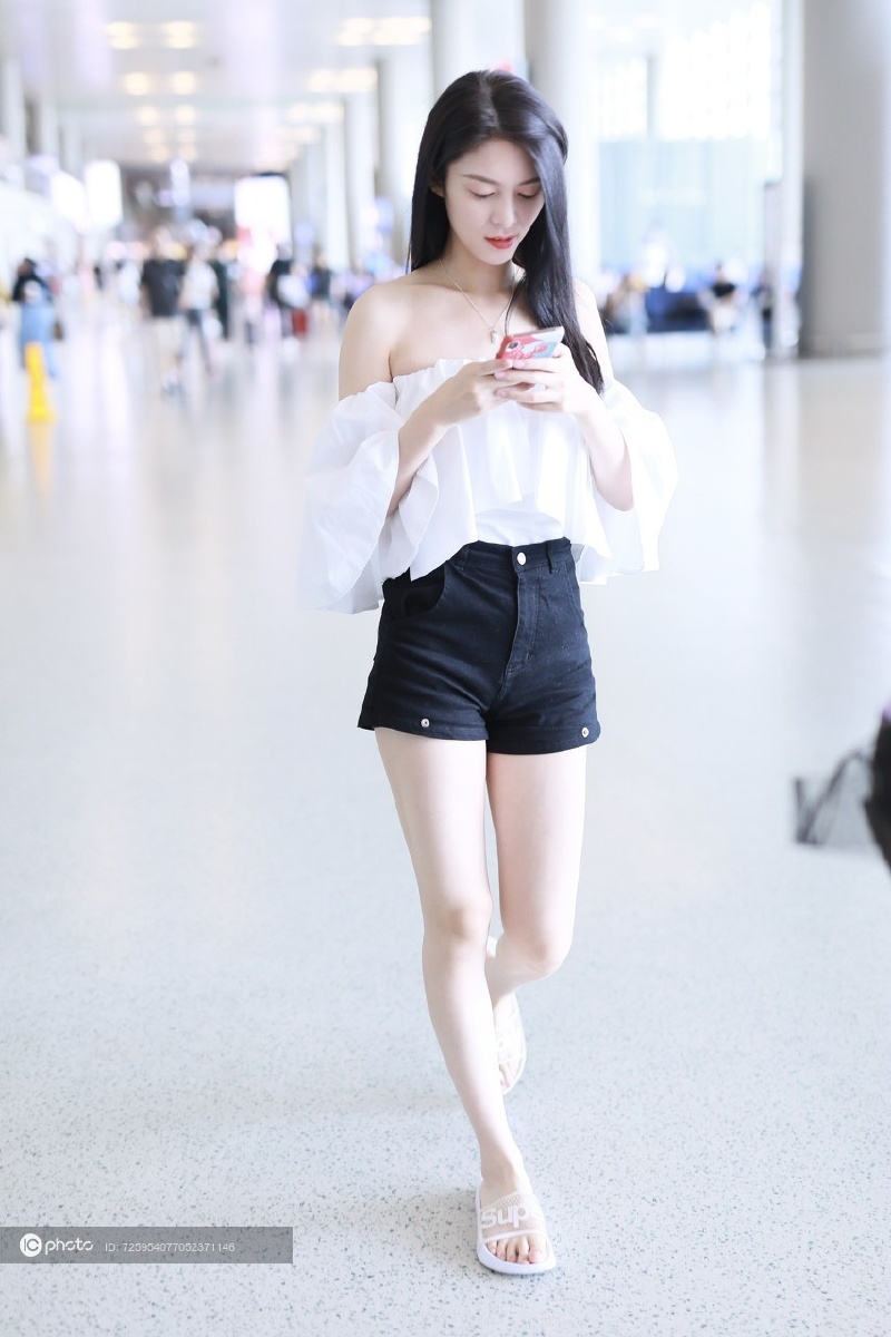 街拍傅菁露肩上衣黑色短裤supreme拖鞋仙女下凡