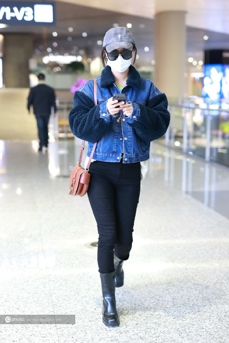 街拍王珞丹牛仔羊羔绒外套黑色紧身牛仔裤短靴棒球帽休闲随性