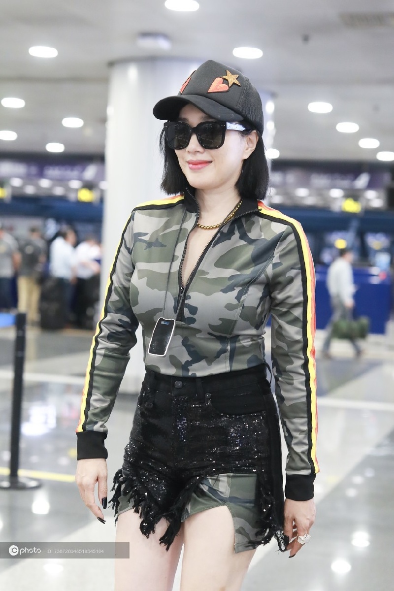 街拍钟丽缇pamgela迷彩紧身裙r13短裤叠穿chanel皮靴墨镜酷帅性感