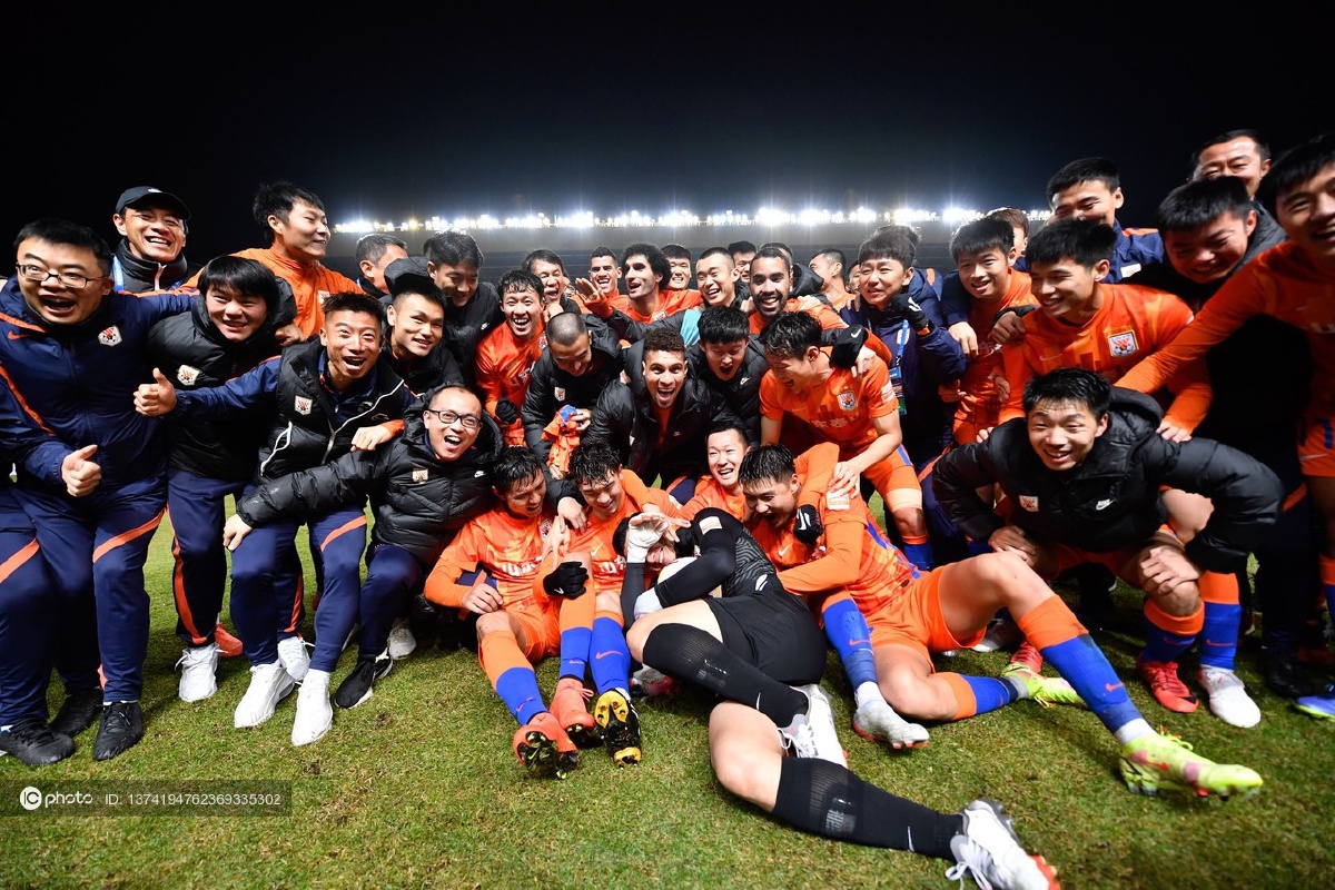 山东泰山提前3轮夺得中超冠军全队赛后合影留念
