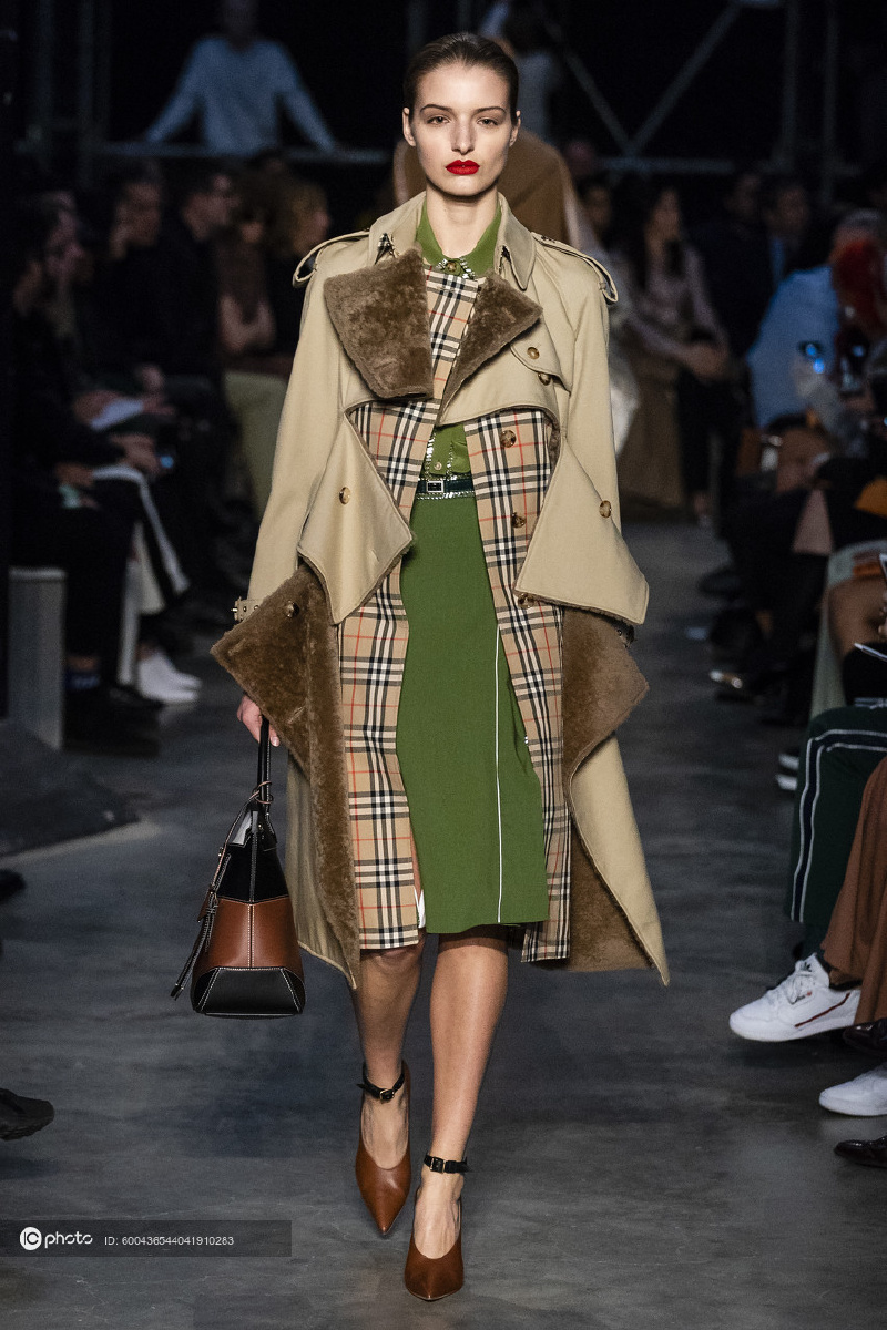 burberry2019秋冬秀场上两件风衣西装一起穿成功引起了我的注意