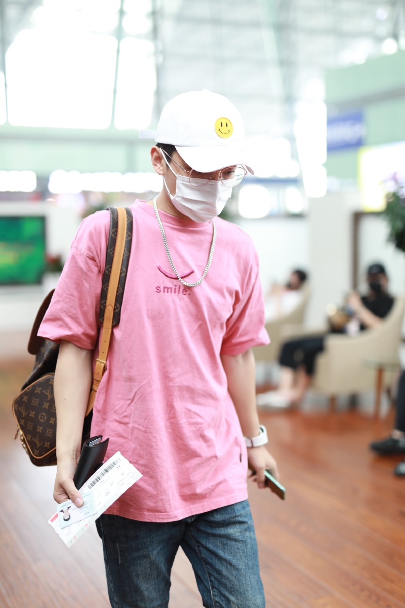 吴俊余粉色t恤牛仔裤小白鞋棒球帽干净阳光