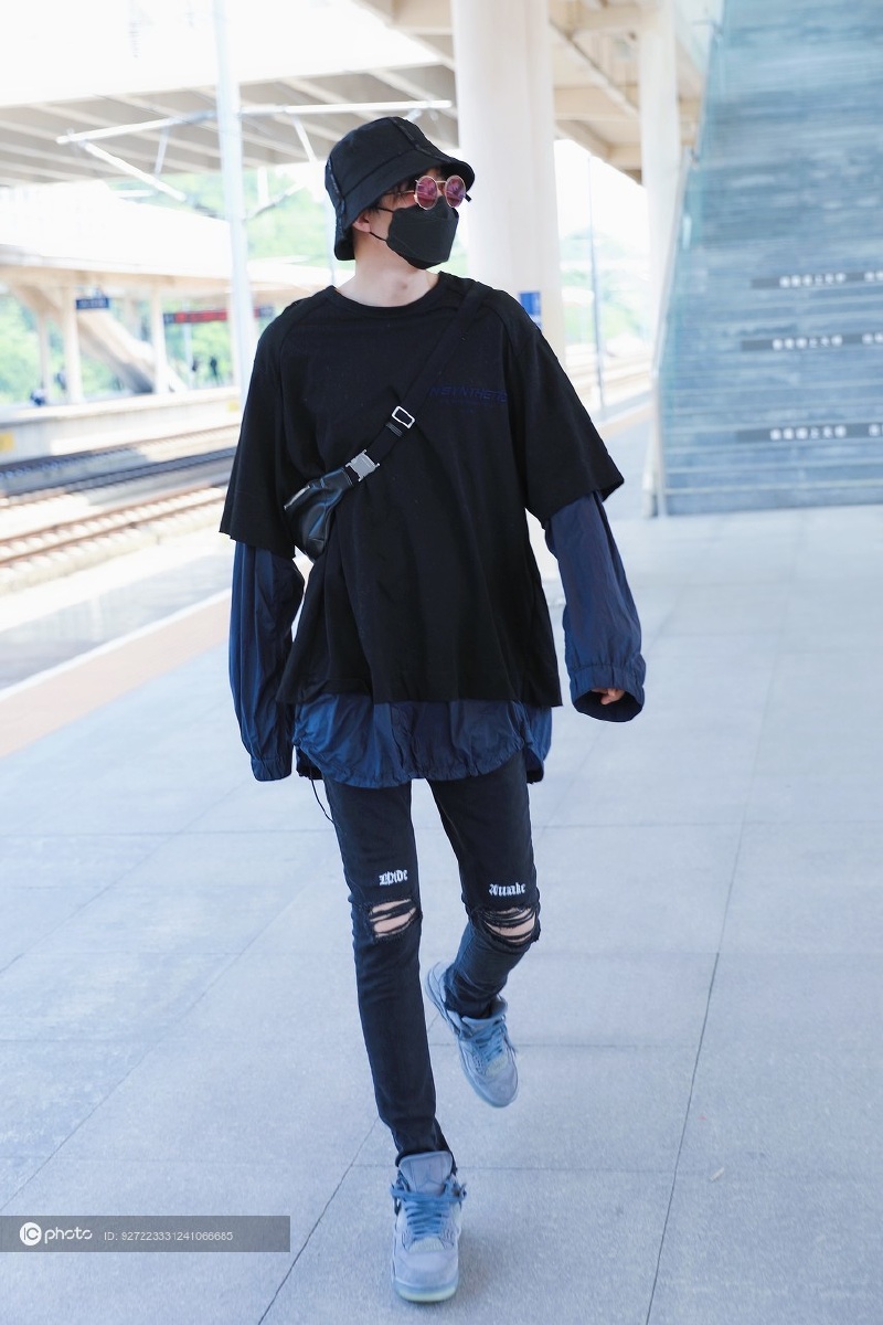 摩登兄弟刘宇宁义乌火车站出发走路姿势大摇大摆超帅气