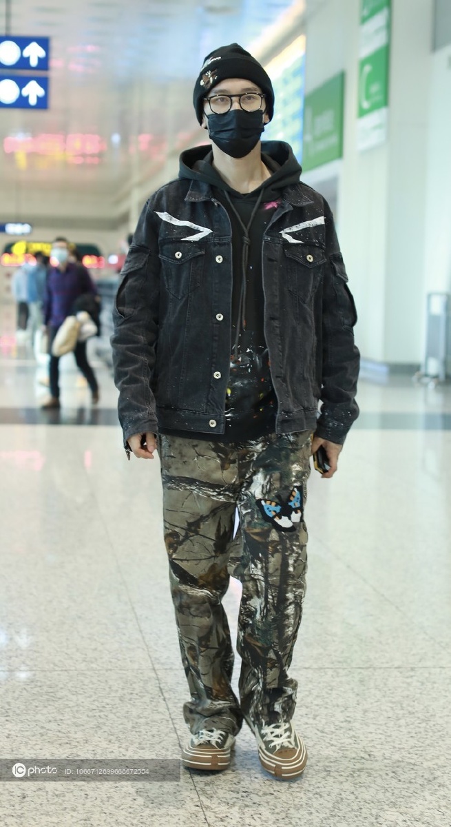 街拍黄晓明牛仔衣迷彩裤绒线帽休闲帅气