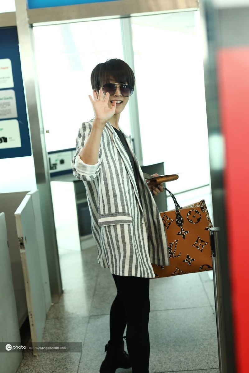 街拍谢楠竖条纹西装搭leggings系带短靴配墨镜酷劲十足