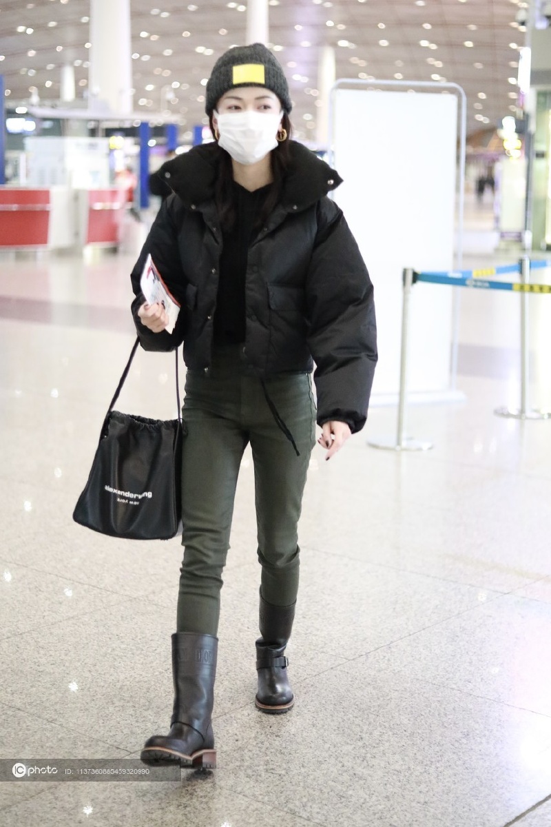 街拍:吴谨言黑色短款羽绒服 雨靴 alexander wang包袋 毛线帽时髦chic