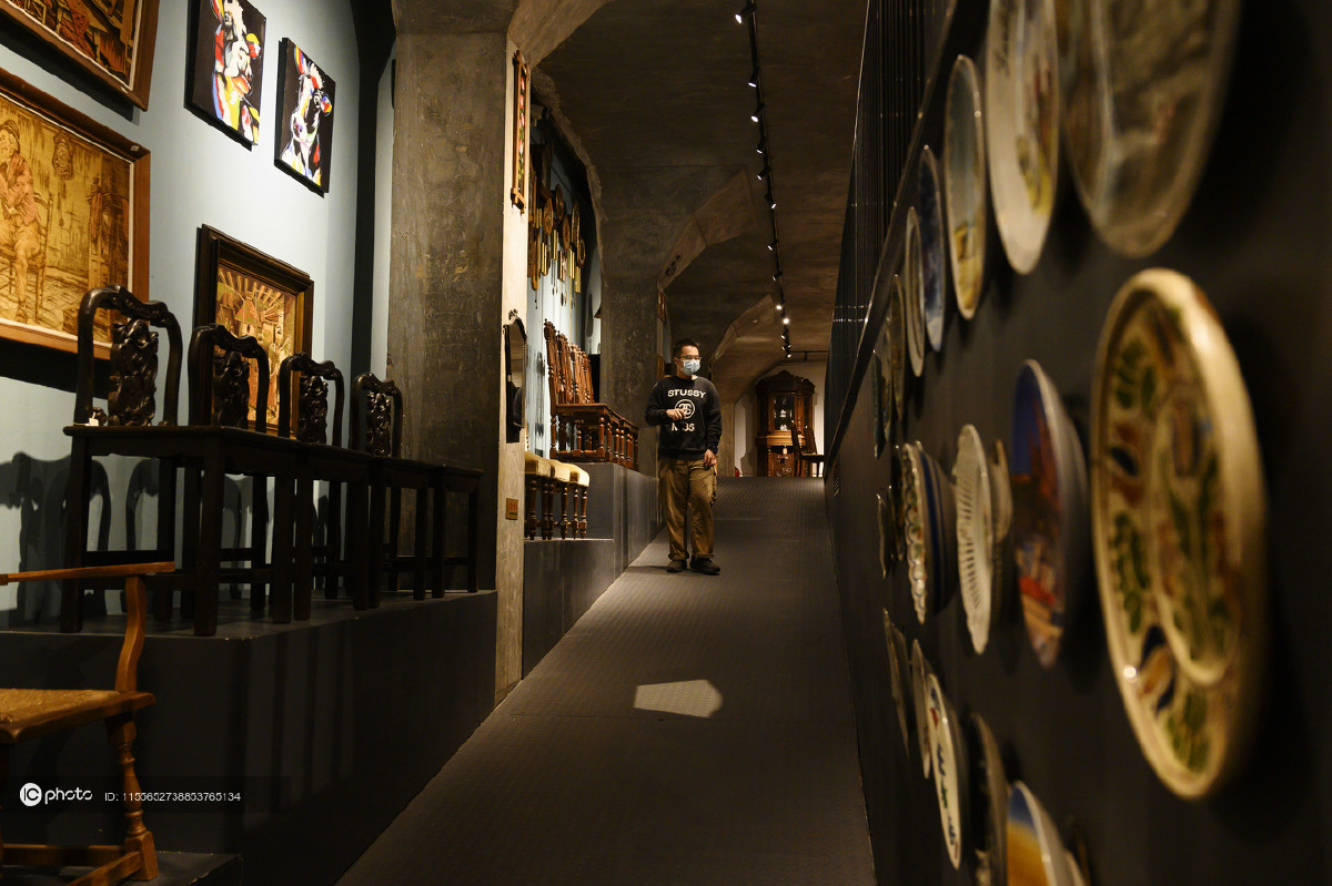 中新社广州复古旧物仓吸引游客打卡