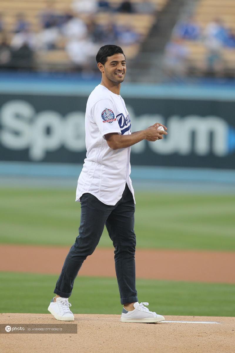 2018赛季mlb常规赛墨西哥球星卡洛斯贝拉为比赛开球