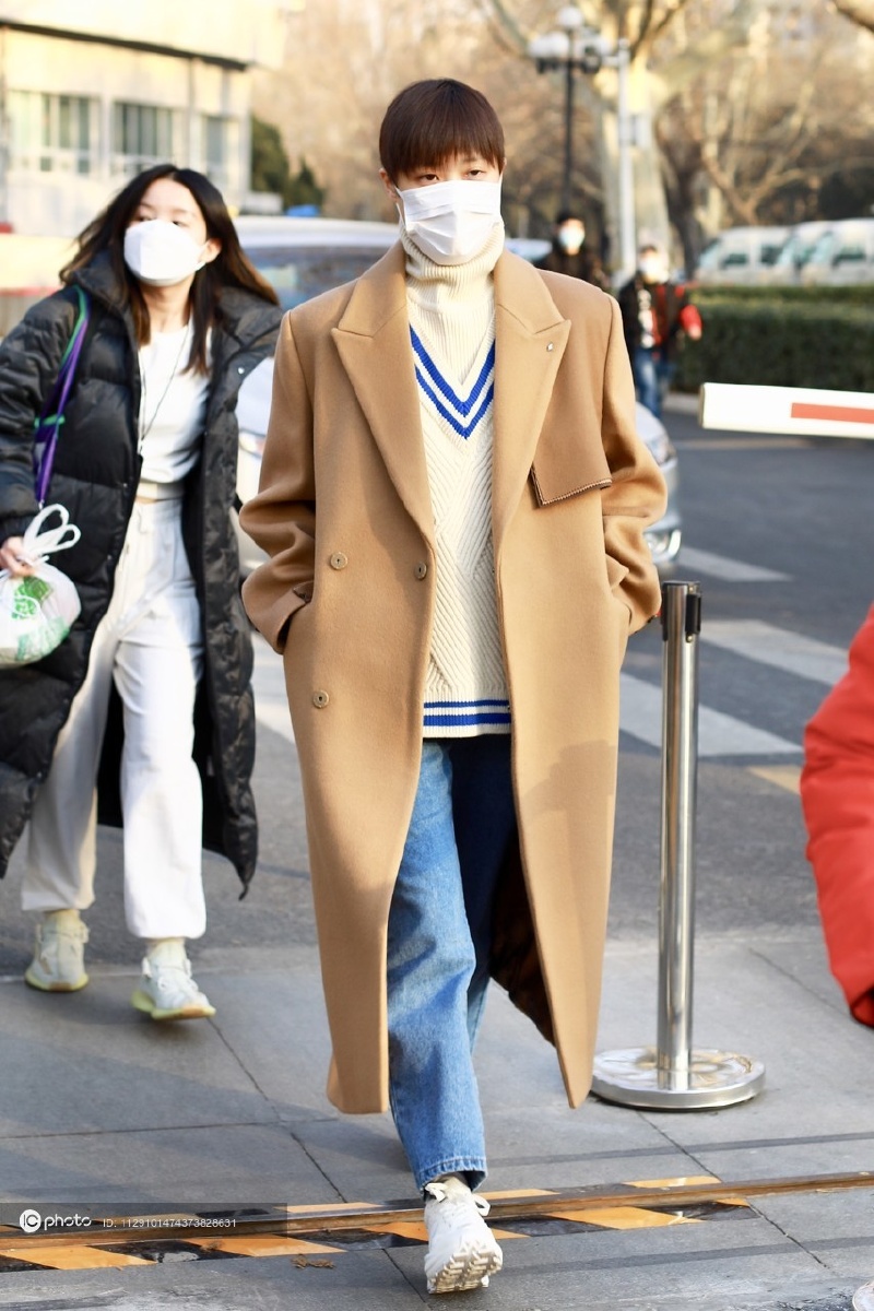 街拍李宇春adererrorv领绞花毛衣驼色大衣她好爱这身搭配