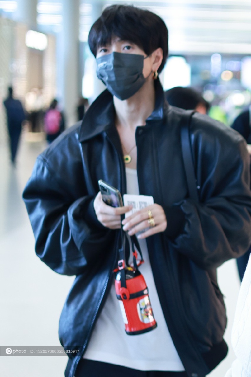 街拍:韩火火黑色皮夹克 运动裤 红色帆布鞋温暖潮流 - ic_photo