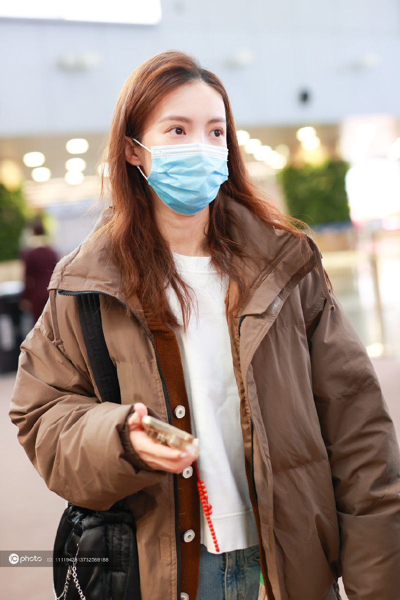 独家:金晨素颜现身精致五官依旧动人 褐色羽绒服温婉亮丽 - ic_photo 