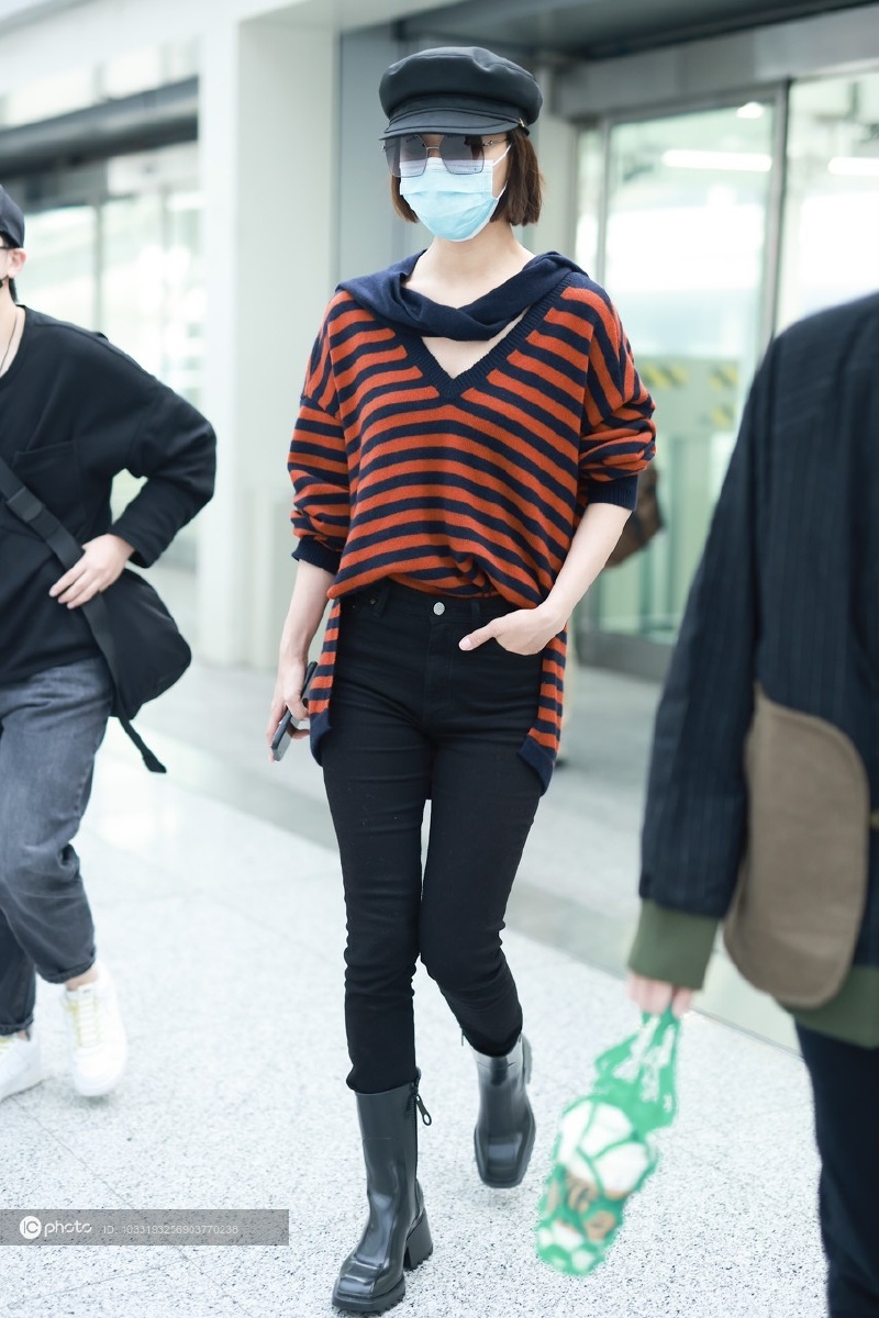 街拍王珞丹红黑条纹针织衫牛仔裤短靴报童帽休闲随性