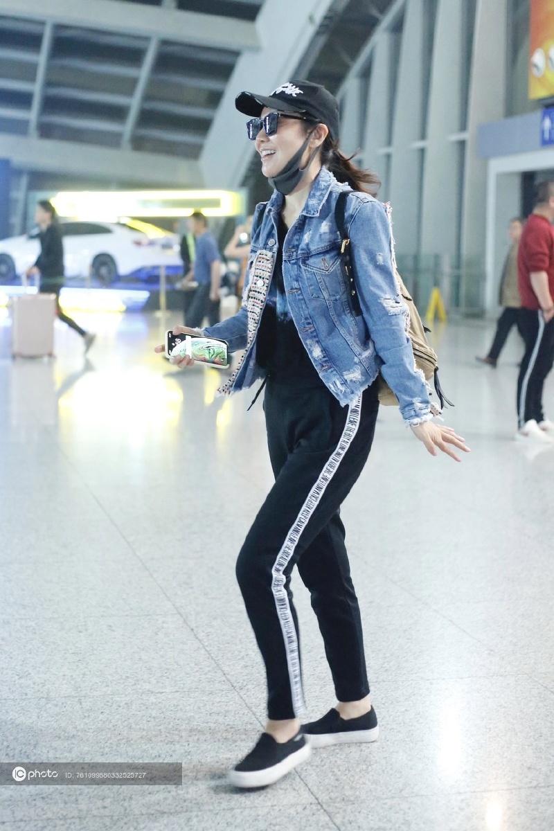 街拍闫妮拼接牛仔外套黑色校服裤平底鞋双肩包简单低调