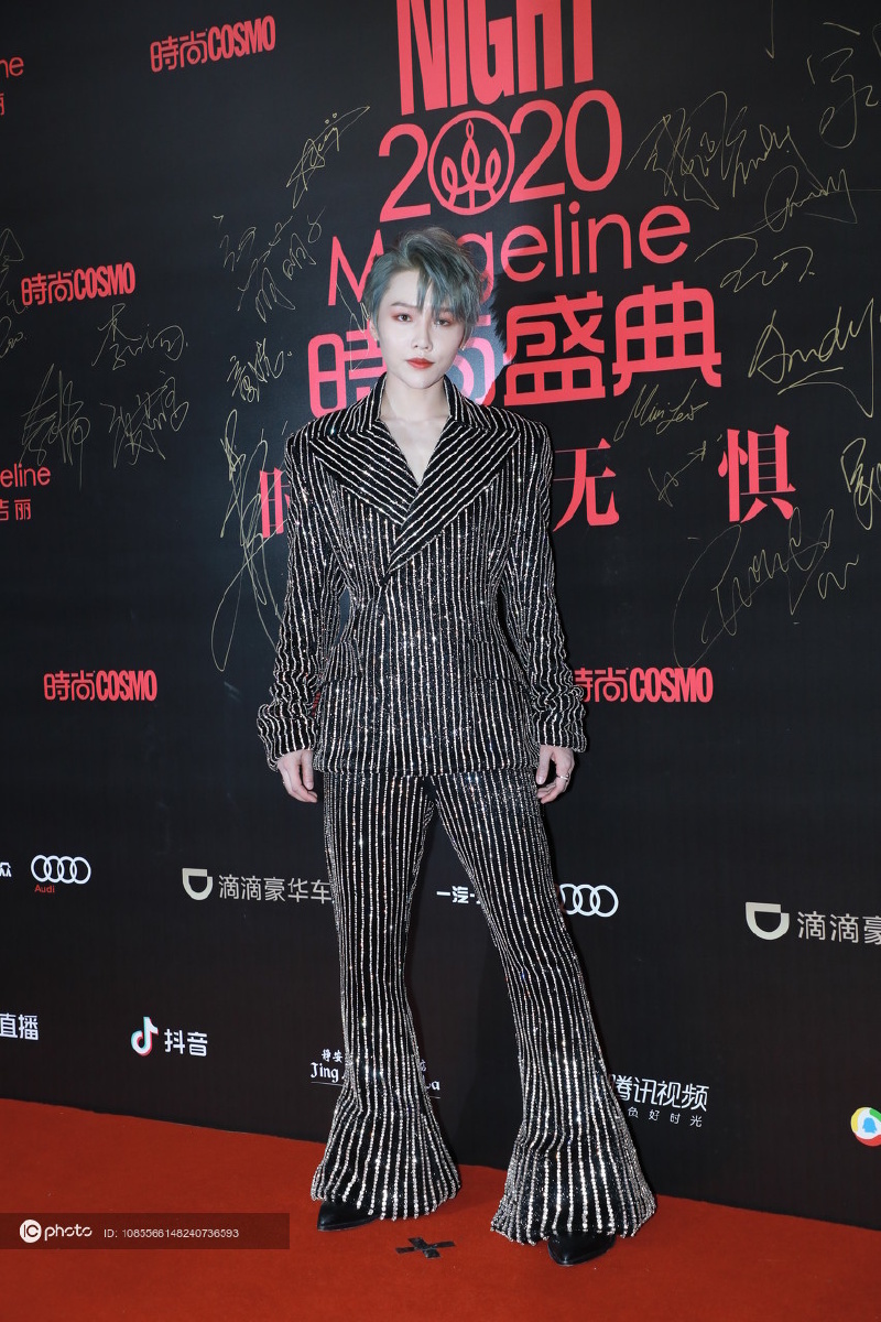 cosmo时尚盛典红毯刘雨昕穿着20斤钻石套装亮相