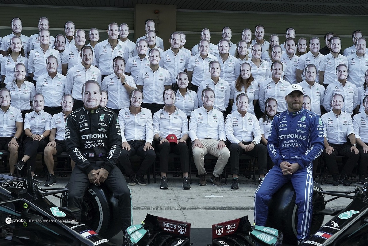 2021年f1阿布扎比大奖赛梅奔车队全员佩戴博塔斯面具合影送别车队功勋