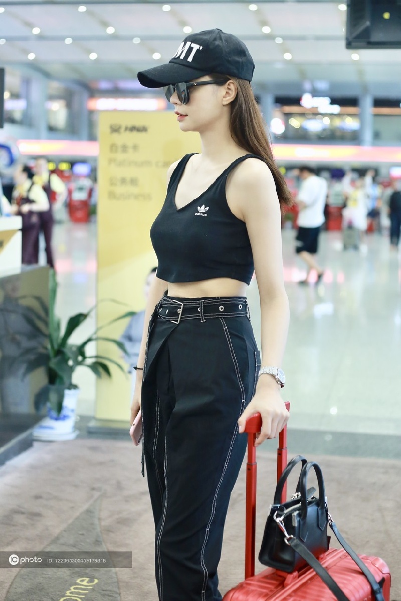 沈梦辰穿露脐装炫腹秀绝美身材酷炫装扮又a又酷超会营业