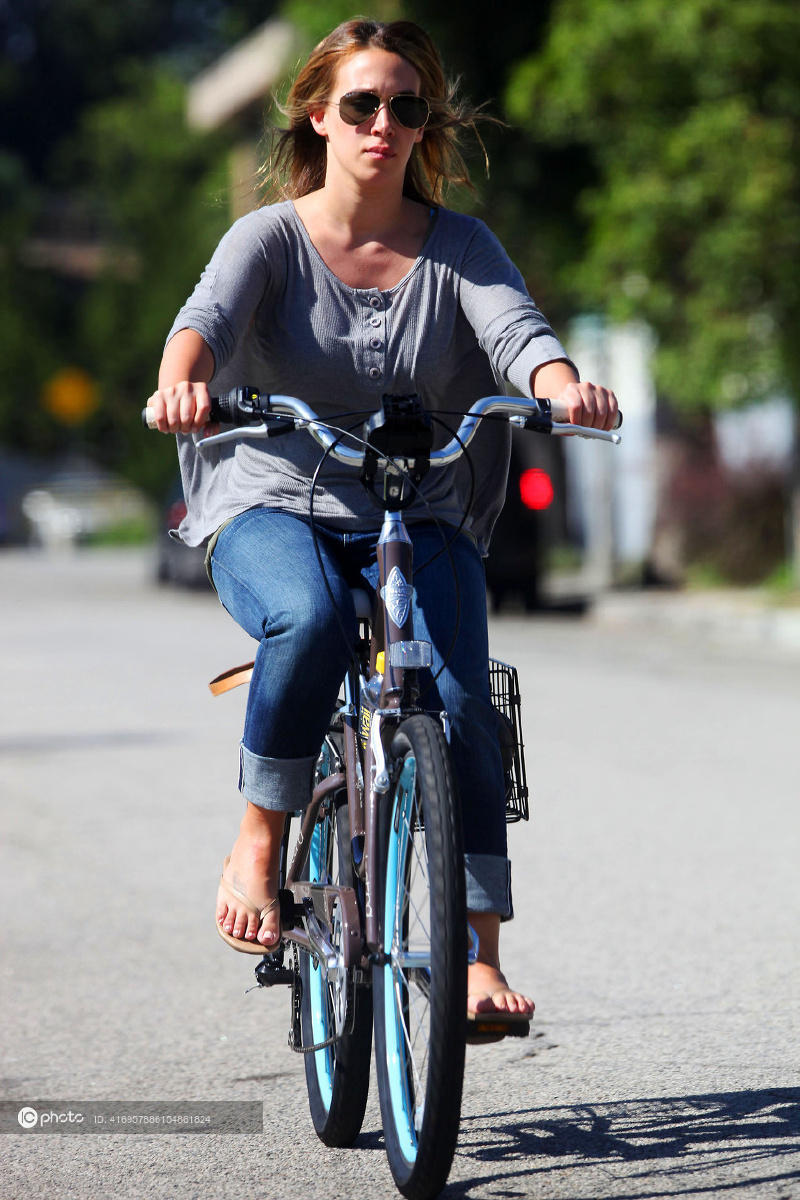 海莉达芙骑脚踏车出游宽松款t恤溜肩不雅