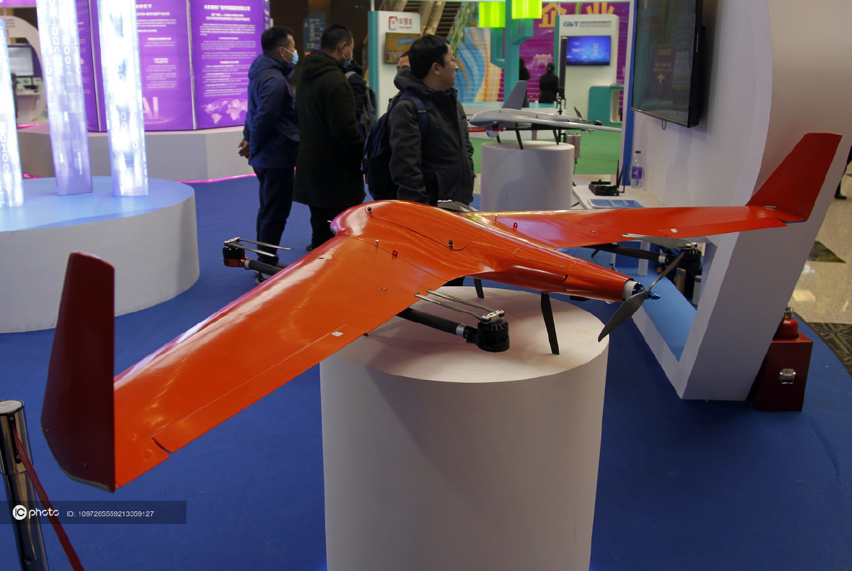 郑州创新科技展亮相工业级人机造型酷似隐身战机