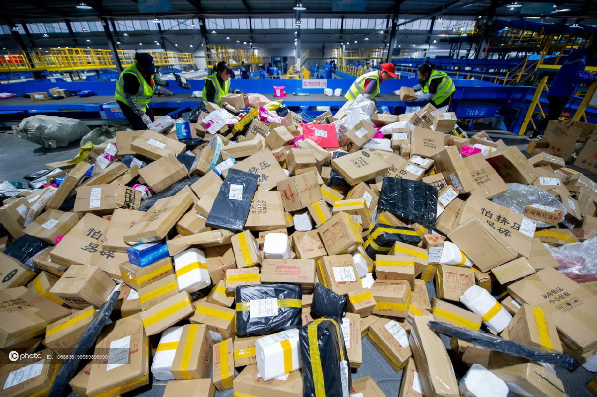 中新社山西迎来双十一快递物流高峰