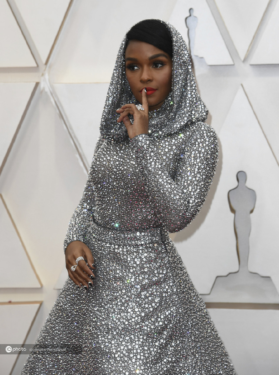 第92届奥斯卡金像奖红毯加奈儿梦奈ralphlauren银色亮片露背礼服异域