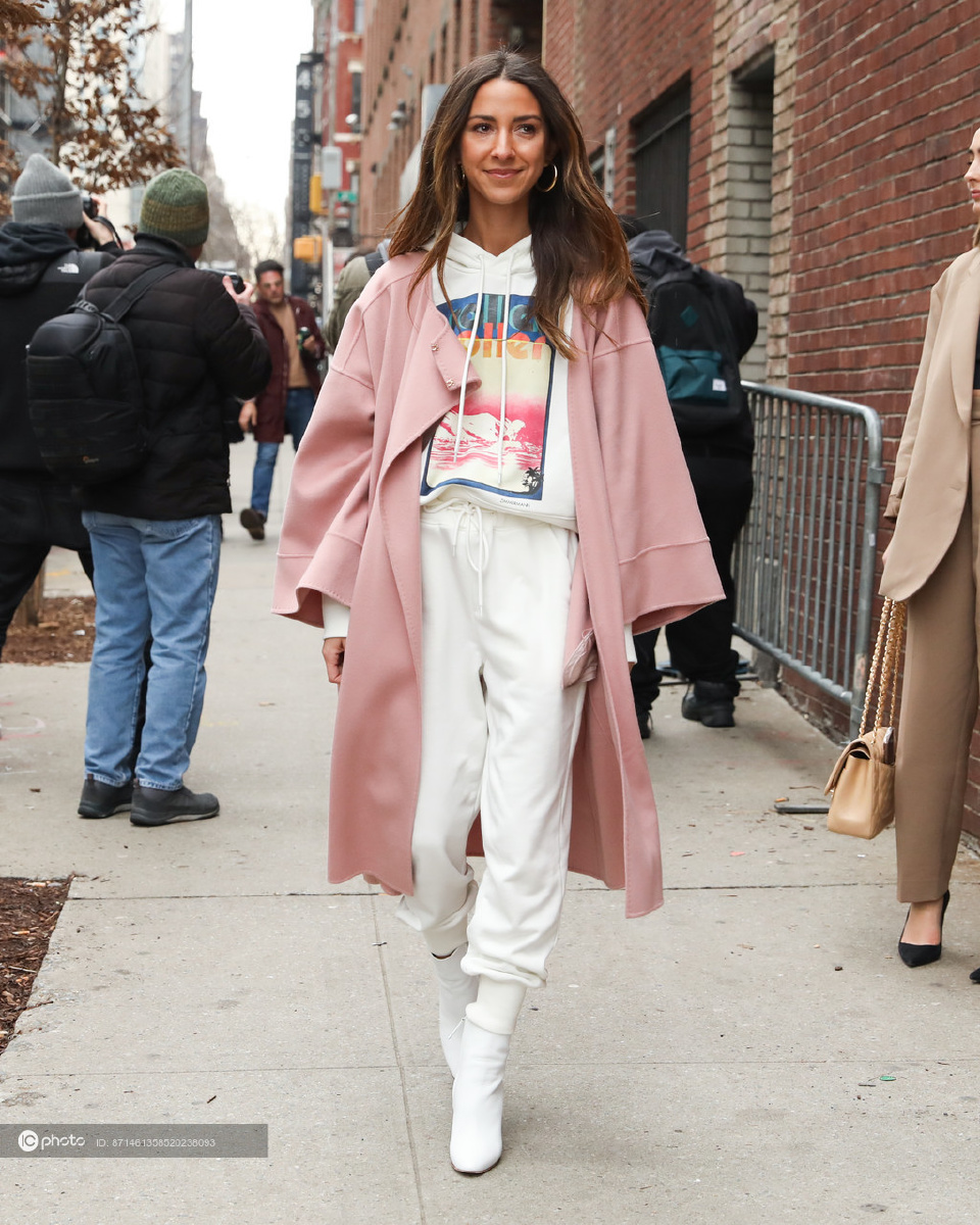 街拍时尚博主ariellenoacharnas粉色大衣卫衣运动裤小白靴甜美帅气