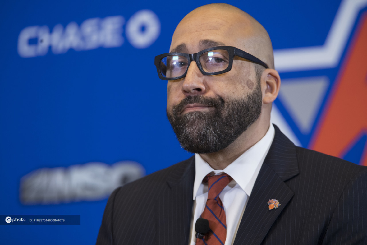 尼克斯召开新闻发布会新任主教练菲兹戴尔出席