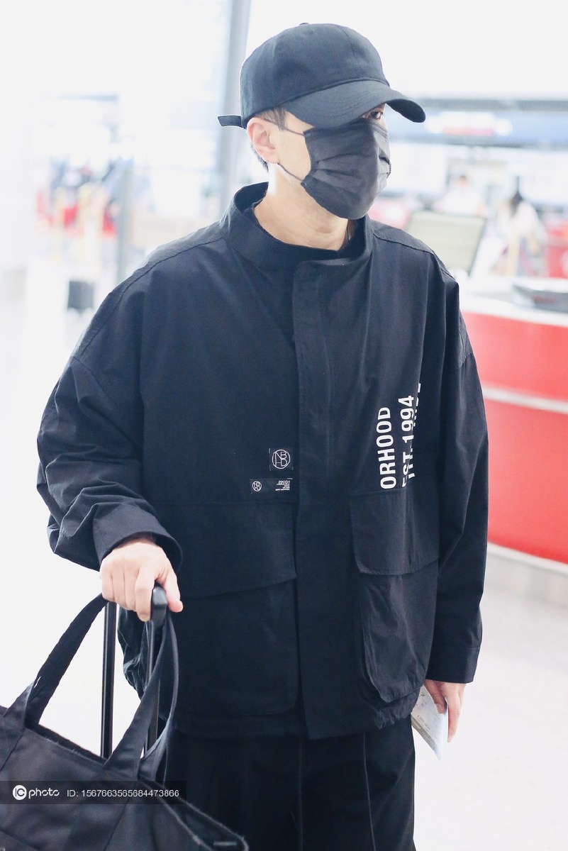 街拍:刘恺威黑色冲锋衣 运动裤 棒球帽低调简单 - ic_photo - 图虫