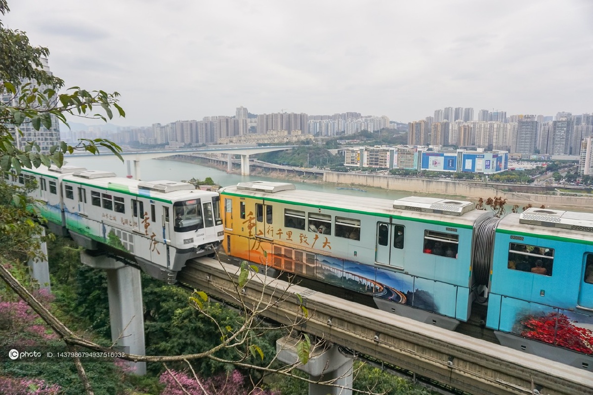 独家重庆轻轨佛图关站开往春天的列车彩绘列车