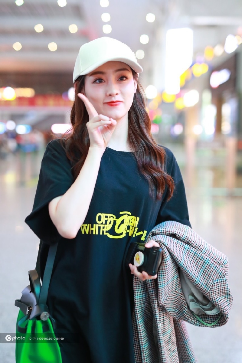 祝绪丹路遇粉丝亲切交谈面露羞涩一举一动柔情似水