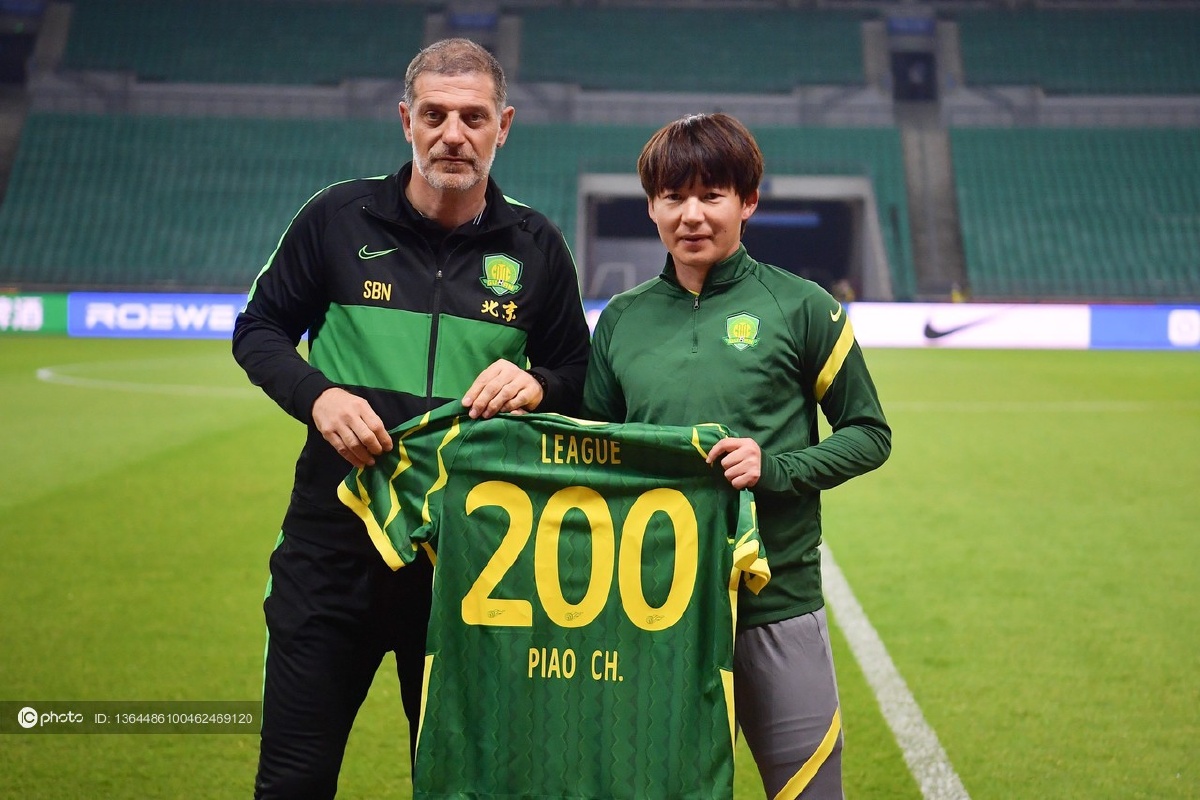 2021中超联赛第15轮北京国安赛前向朴成赠送200场纪念球衣