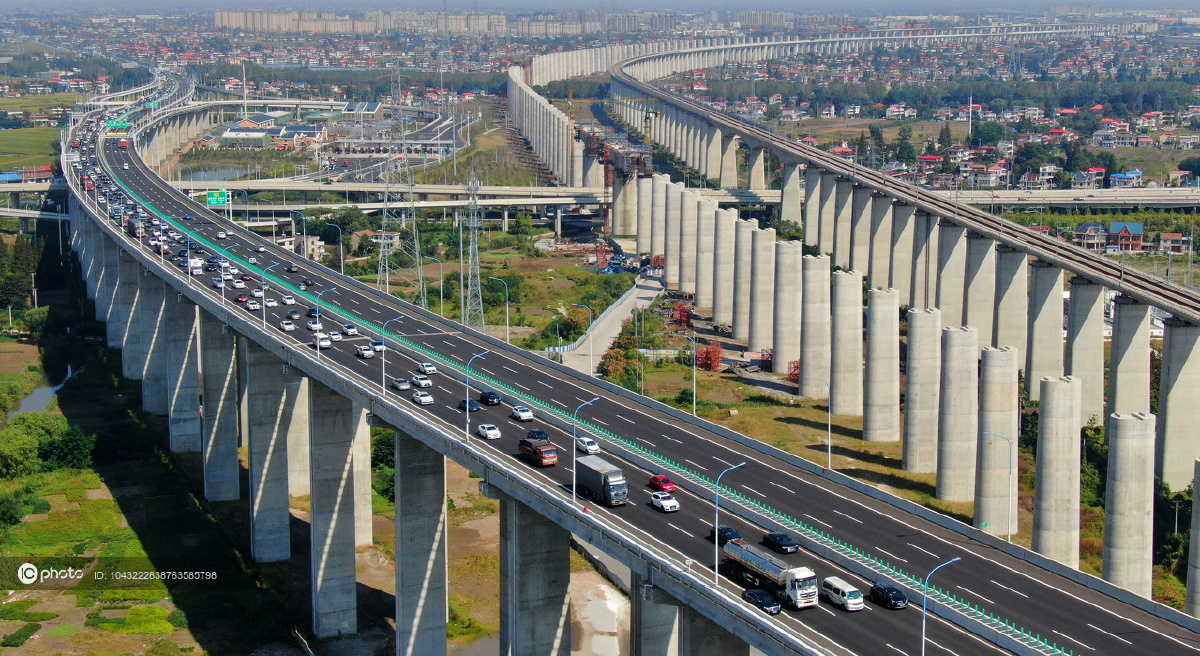 沪苏通长江公铁大桥通锡高速首迎返程车流高峰