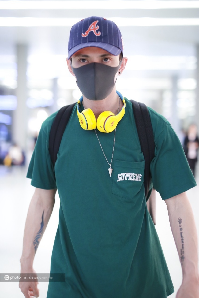 "暖男专业户"徐正溪眼神深邃仿佛会放电 挂耳机潮范十足纹身亮了