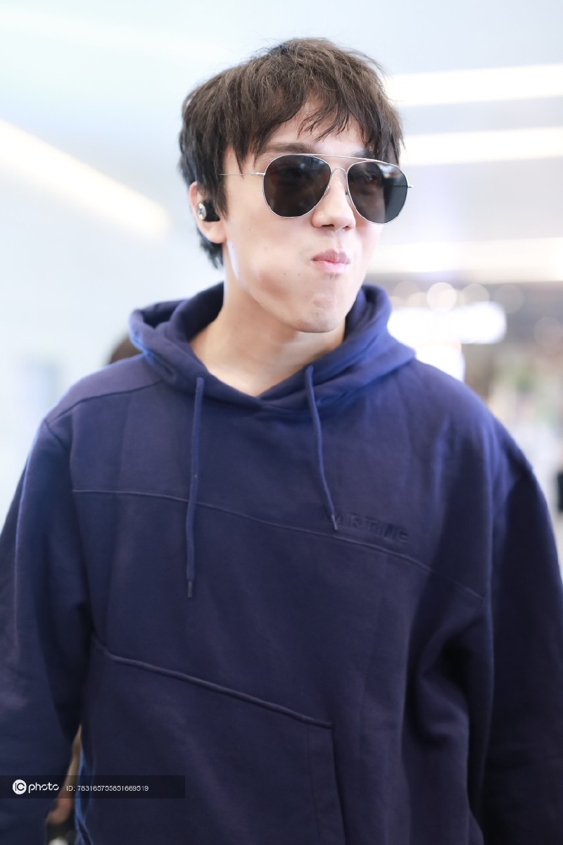 迪玛希现身被粉丝包围 赶飞机不忘啃苹果两颊鼓鼓似仓鼠十分可爱 - ic