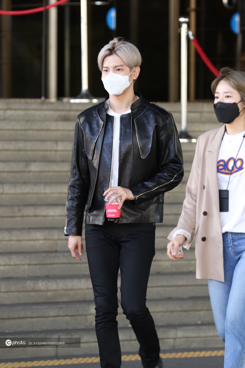 街拍:东方神起 沈昌珉 皮衣 紧身裤  有型有款