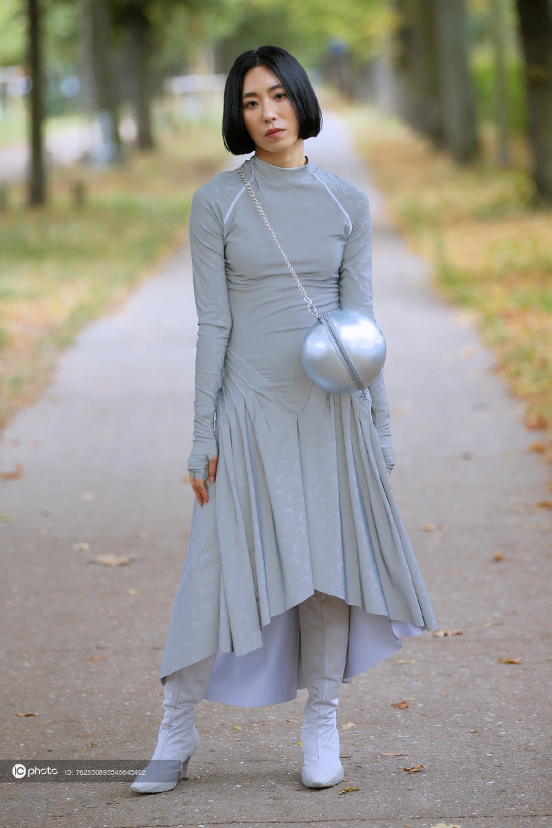 韩国女神编舞师liakim现身巴黎时装周大摆妖娆pose极具未来感