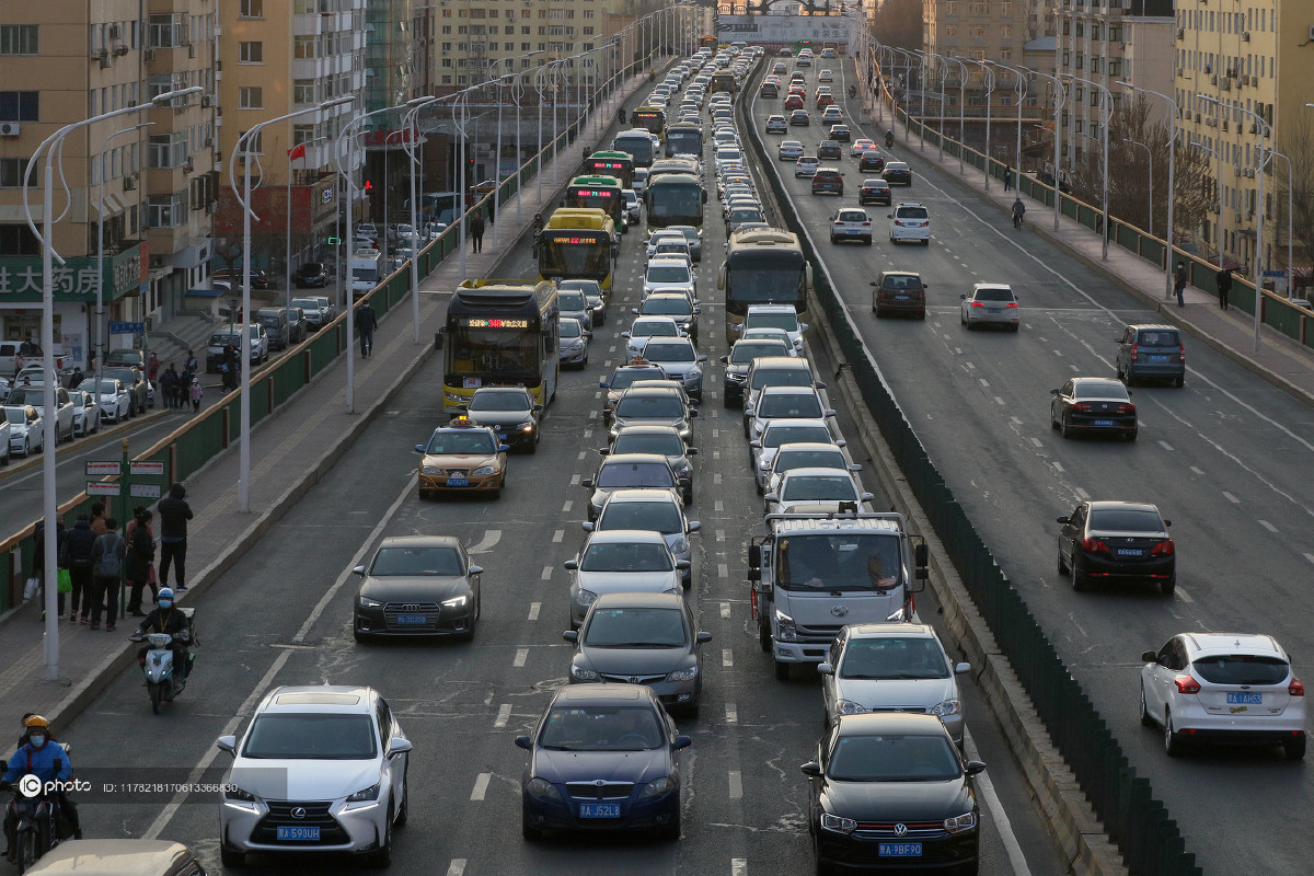 哈尔滨安发桥晚高峰堵车严重车流大排长龙