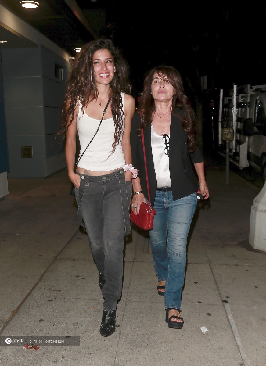 街拍taniaraymonde白色背心黑色牛仔裤马丁靴黑色手袋中性潮范