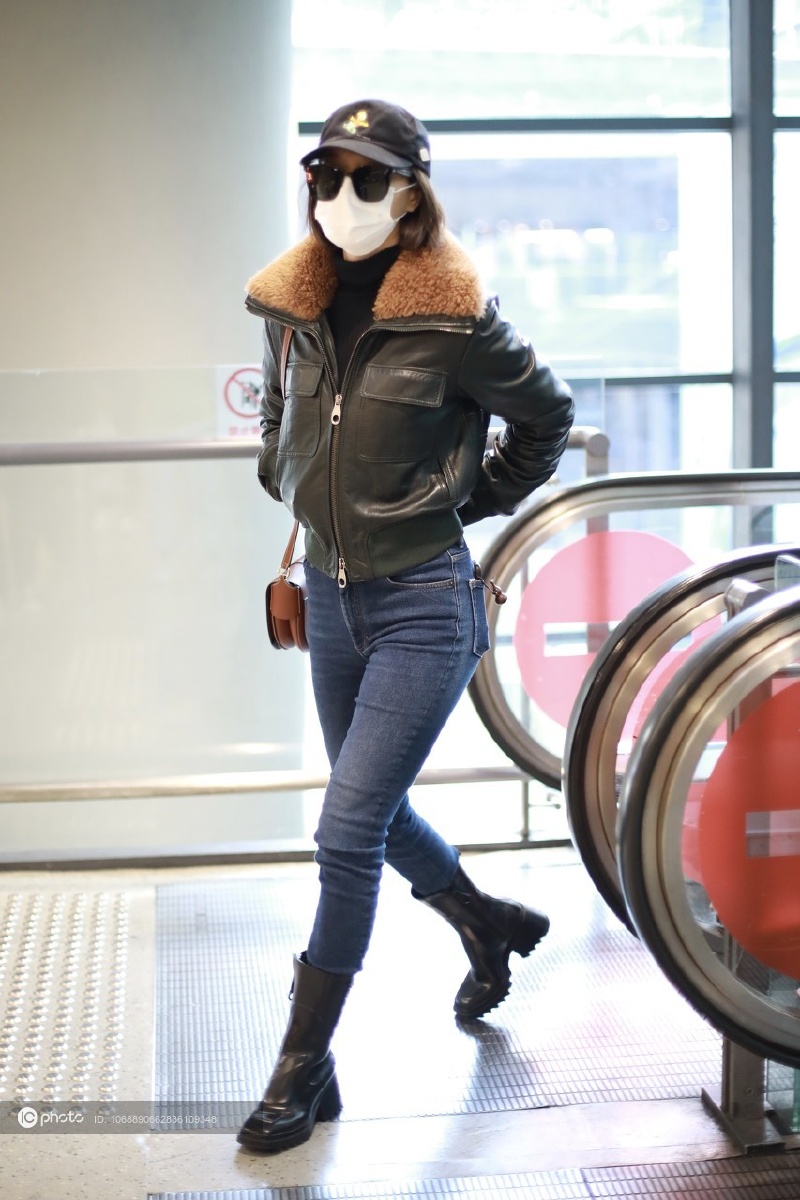 街拍王珞丹高领毛衣深绿色毛领皮衣牛仔裤chloe手袋短靴时髦chic