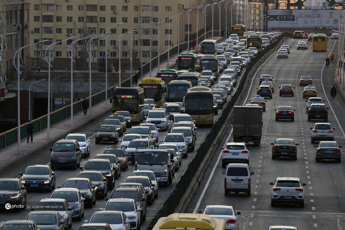 哈尔滨安发桥晚高峰堵车严重车流大排长龙