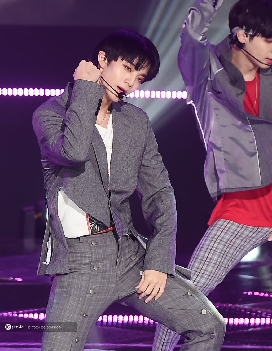 cix组合最新打歌舞台 裴珍映魅惑眼线性感舞姿撩人