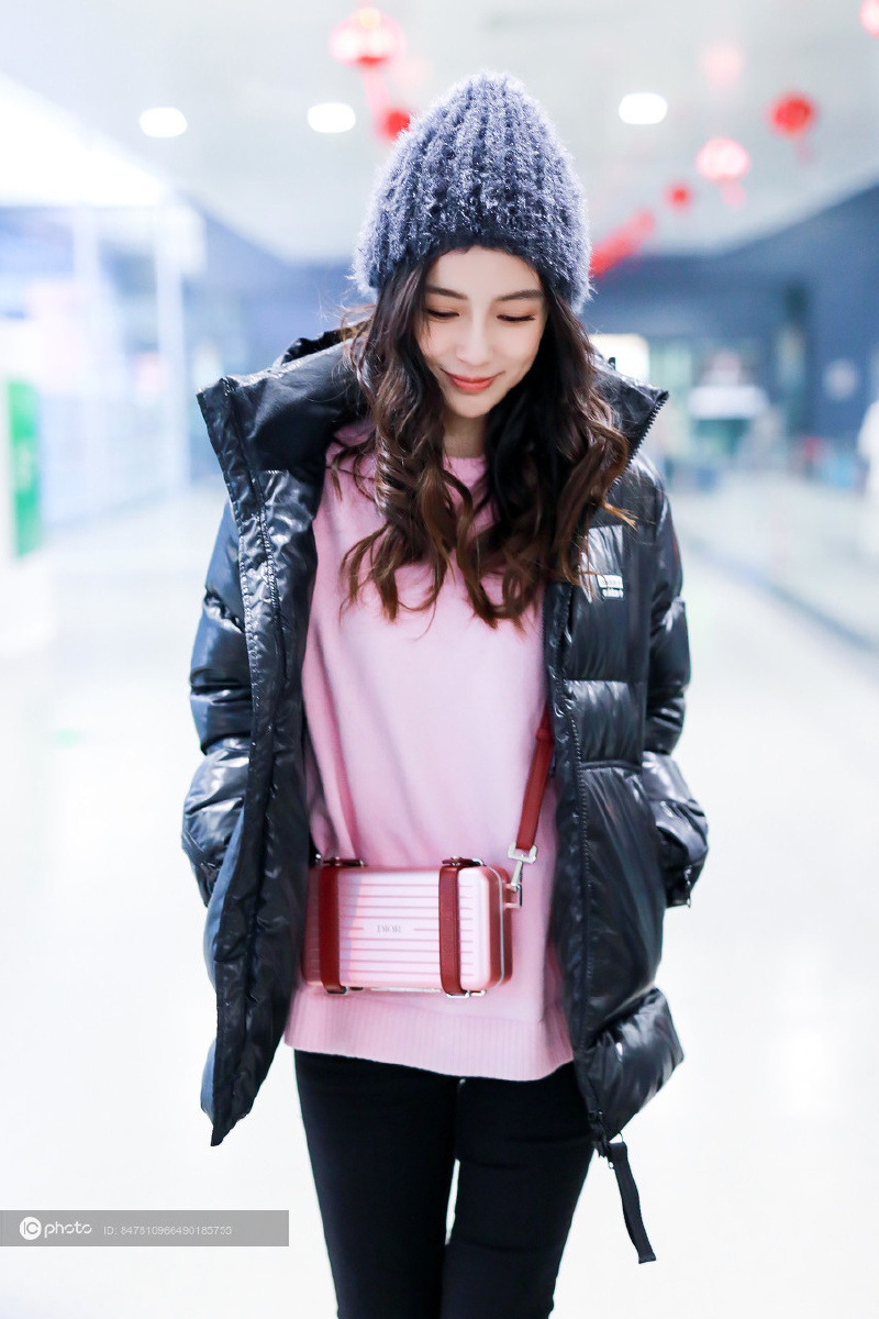 街拍angelababy黑色adidas羽绒服窄腿裤短靴绒线帽loewe粉色毛衣与