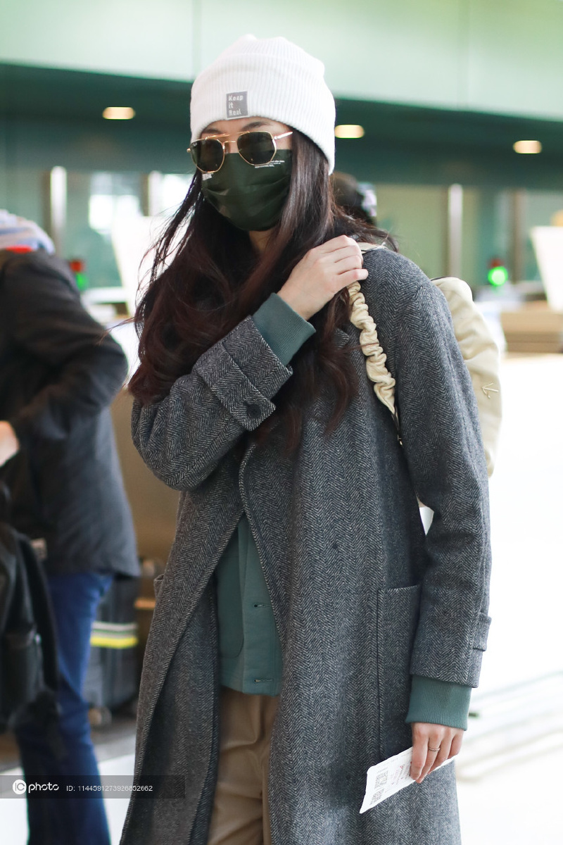 街拍超模陈碧舸灰色毛呢大衣卡其色阔腿裤毛线帽率性女神范