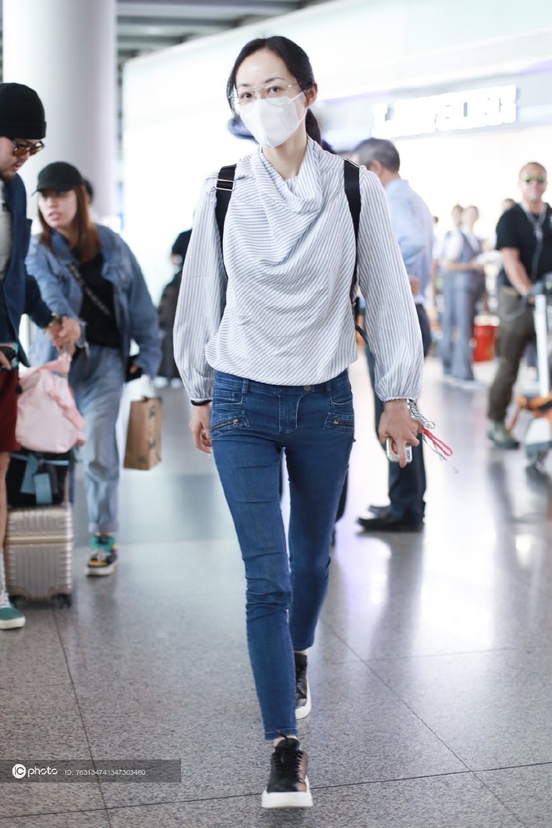 街拍韩雪loewe条纹衬衫牛仔裤黑色板鞋双肩包清新文艺