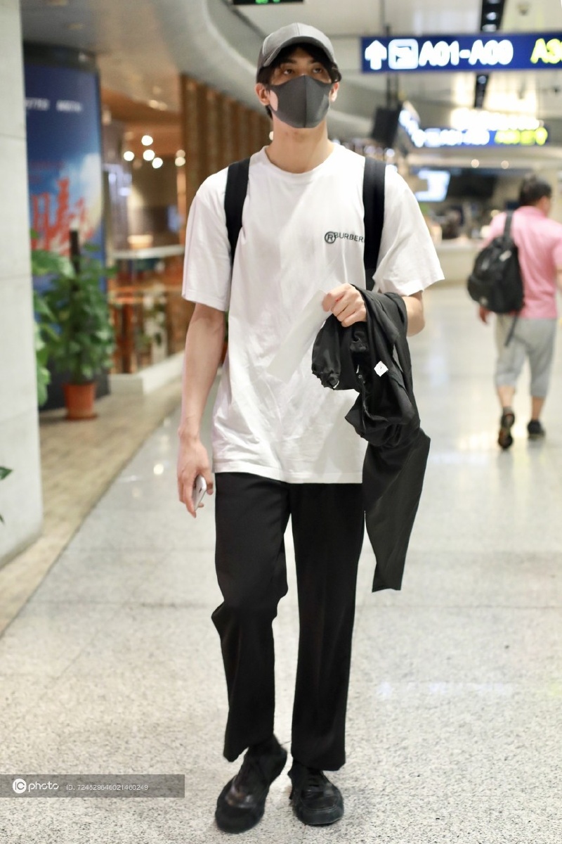 宋威龙黑白配简单男孩的帅气眼神斜睨自带王者霸气范儿