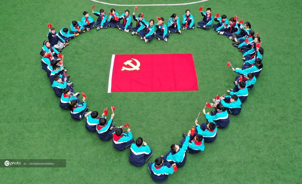 浙江仙居开学首日孩子们摆出造型与党旗合影