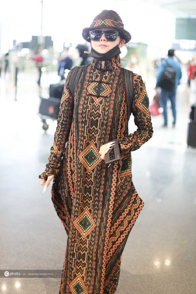 街拍杨丽萍民族风长裙厚底鞋竹篮背包中国风十足