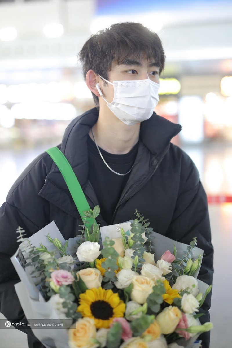 街拍马昊文黑衣黑裤小白鞋斜挎绿色小包低调又有型